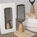 Grattugia metallo con manico su base legno con scatola. CM 18 Base CM 8x12 H 1.5