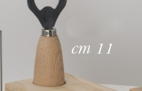 Apribottiglia metallo con manico su base legno con scatola. CM 11 Base CM 8x12 H 1.5