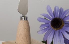 Coltello da formaggio metallo con manico su base legno con scatola. CM 14 Base CM 8x12 H 1.5