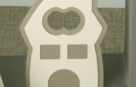 Apribottiglia metallo forma casa con scatola. CM 13