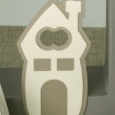 Apribottiglia metallo forma casa con scatola. CM 13