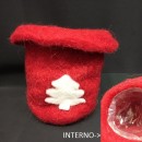 Coprivaso in pannolenci con interno plastificato. Diam. 8 H 9.5