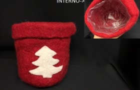 Coprivaso in pannolenci con interno plastificato. Diam. 9.5 H 11