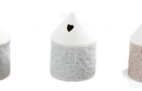 Scatolina ceramica forma casetta con traforo tetto con scatola. Ass 3. H 9