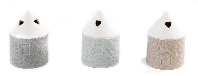 Scatolina ceramica forma casetta con traforo tetto con scatola. Ass 3. H 9
