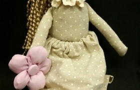 Bambola pezza con fiocco tulle. CM 37