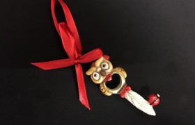 Chiave gufo resina con nastro rosso. CM 8
