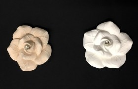 Fiore in gesso con strass. Diam. 6