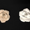 Fiore in gesso con strass. Diam. 6