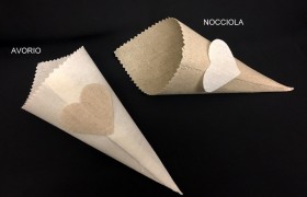 Cono tessuto grezzo con applicazione cuore. H 20 Diam. 9