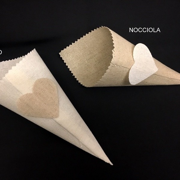 Cono tessuto grezzo con applicazione cuore. H 20 Diam. 9