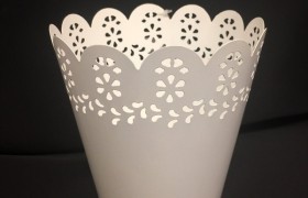 Vaso metallo traforato bianco. Diam. 14 H 14