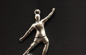 Ciondolo metallo zama, calciatore. CM 4