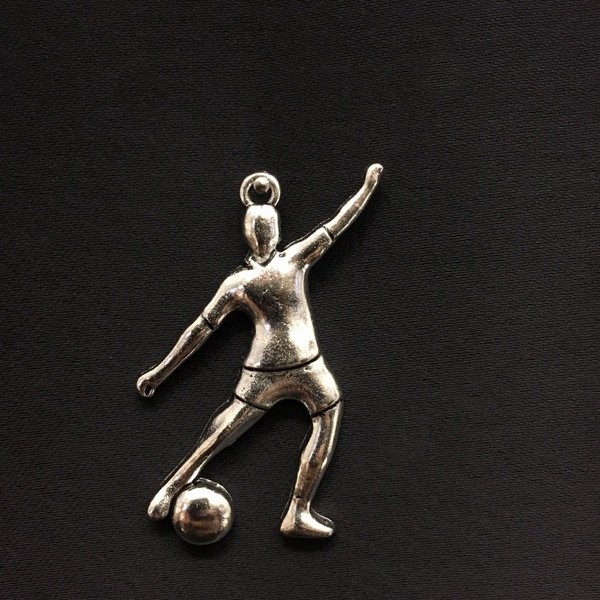 Ciondolo metallo zama, calciatore. CM 4