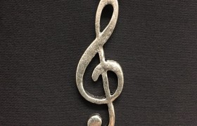 Ciondolo metallo zama, chiave di violino. CM 4.5