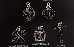 Ciondolo ottone bagno argento con strass rosso MADE IN ITALY