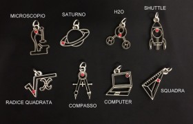 Ciondolo ottone bagno argento con strass rosso MADE IN ITALY