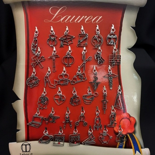 Espositore completo di 36 ciondoli ottone bagno argento con strass.