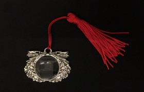 Corona alloro in ottone con bagno argento con lente ingrandimento e nappa. CM 4.5 (senza nappa) MADE IN ITALY