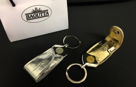 Portachiavi ecopelle oro o argento con penna USB. Completo di scatola.