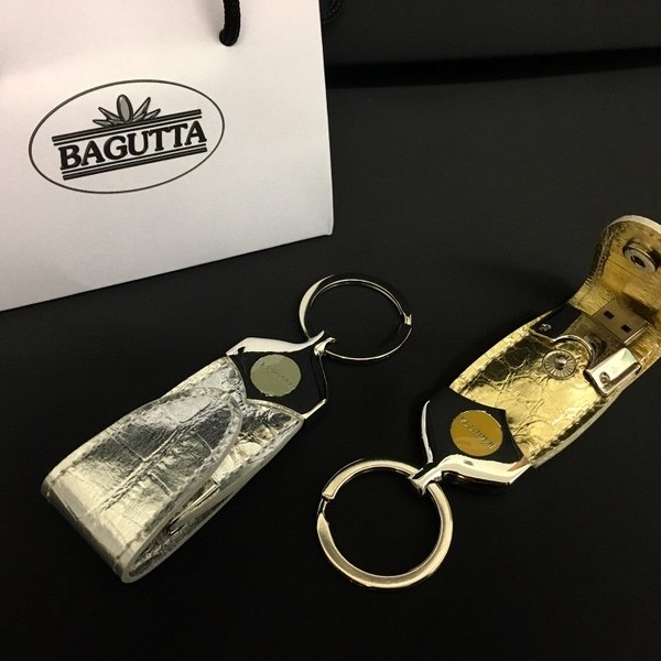 Portachiavi ecopelle oro o argento con penna USB. Completo di scatola.