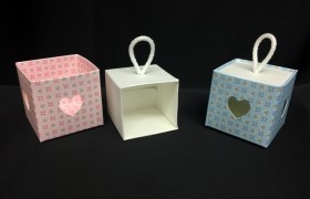 Scatola cubo cartoncino con traforo cuore da appendere, soggetti baby. CM 5x5 H 5