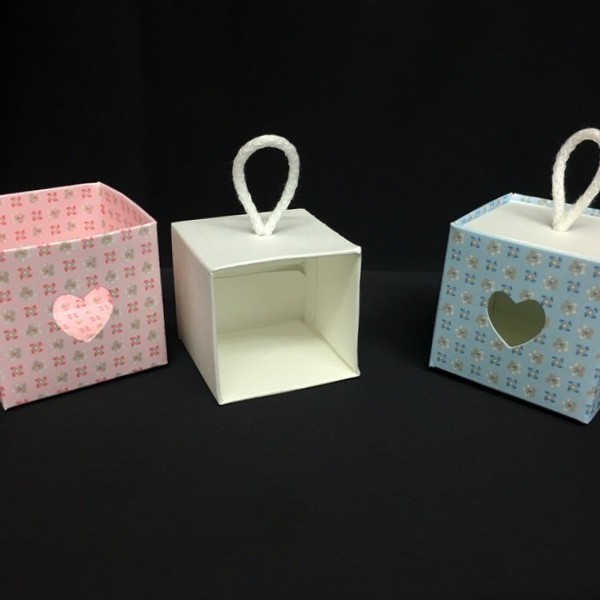 Scatola cubo cartoncino con traforo cuore da appendere, soggetti baby. CM 5x5 H 5