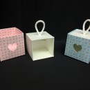 Scatola cubo cartoncino con traforo cuore da appendere, soggetti baby. CM 5x5 H 5