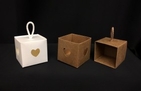 Scatola cubo cartoncino con traforo cuore da appendere. CM 5x5 H 5