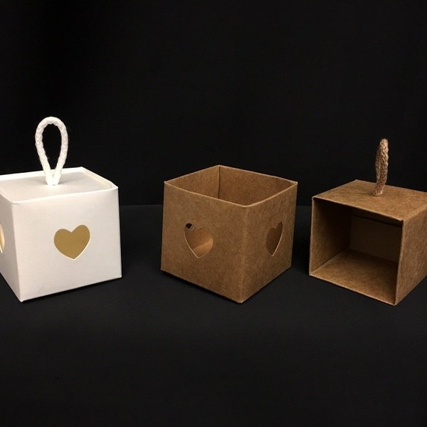 Scatola cubo cartoncino con traforo cuore da appendere. CM 5x5 H 5