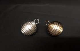 Perla artificiale in spirale metallo oro o argento con passante. Diam. 2 cm