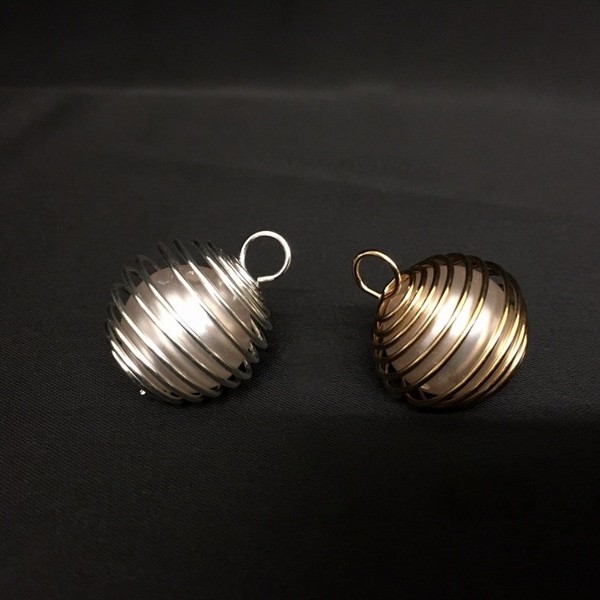Perla artificiale in spirale metallo oro o argento con passante. Diam. 2 cm