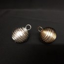 Perla artificiale in spirale metallo oro o argento con passante. Diam. 2 cm