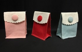 Busta stoffa con chiusura velcro e applicazione bottone. CM 6x4 H 8