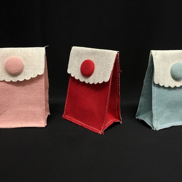 Busta stoffa con chiusura velcro e applicazione bottone. CM 6x4 H 8