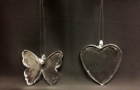 Appendino vetro forma farfalla o cuore. CM 5x6