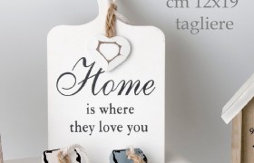 Tagliere in legno con cuore pendente e scritta. CM 12x19