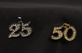 Ciondolo 25° o 50° metallo oro con strass. CM 3x2