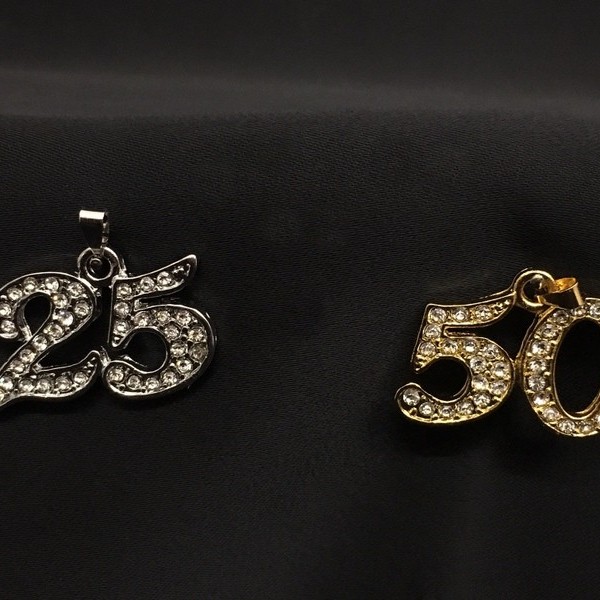 Ciondolo 25° o 50° metallo oro con strass. CM 3x2