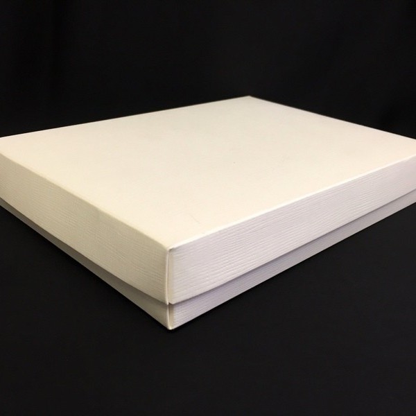 Scatola cartoncino fondo e coperchio avorio CM 22x16 H 4