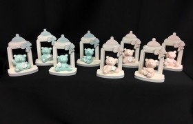 Biberon legno con orsetto resina rosa o azzurro. Ass. 4 per colore. H 7