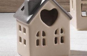 Casetta cuore ceramica con luce LED. H 9 con scatola