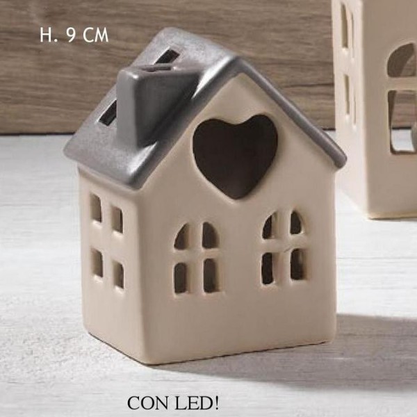 Casetta cuore ceramica con luce LED. H 9 con scatola