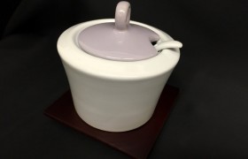 Zuccheriera ceramica bianca e lilla con base legno