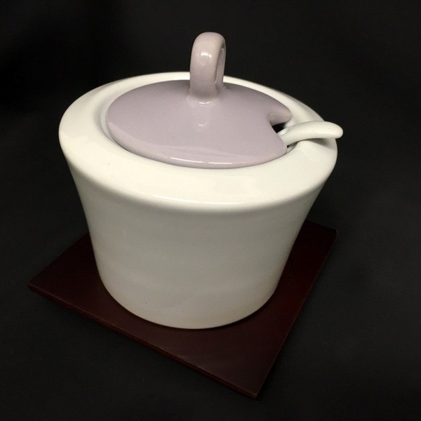 Zuccheriera ceramica bianca e lilla con base legno