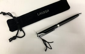 Penna biro nera con mini tocco e nappina CM 13. Bustina velluto compresa.