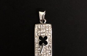 Ciondolo metallo con strass e traforo quadrifoglio. CM 2.5