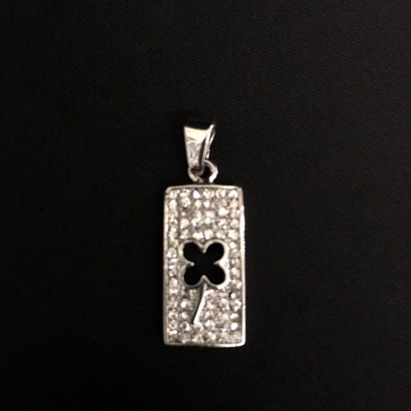 Ciondolo metallo con strass e traforo quadrifoglio. CM 2.5