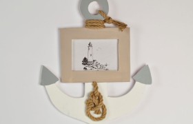 Portafoto in legno forma ancora con decori marini. CM 29x3 H 35