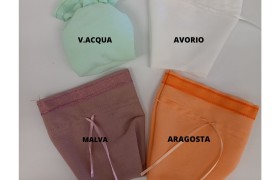 Sacchetto tessuto comprente con nastro organza sul bordo. CM 13x13